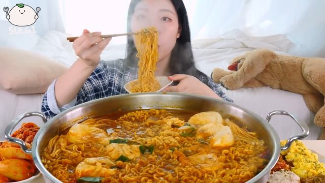 ASMR MUKBANG| 직접 만든 순두부 신라면 먹방 & 레시피 FIRE NOODLES SHIN RAMYUN EATING смотреть онлайн