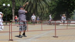 Мужик смешно танцует