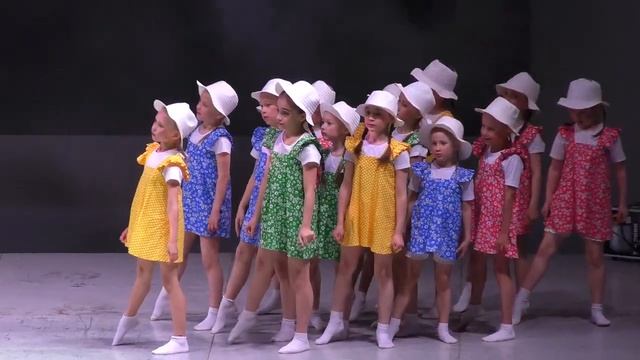 Театр танца "Розовый слон" и Елизавета Стародумова - Белые панамки смотреть онлайн