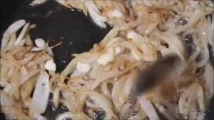 Свинина с картофелем и черносливом в горшочке