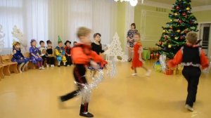 Зажигательный танец на Новогоднем утреннике в детском саду