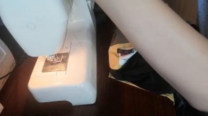 Пришиваем вешалку к куртке.