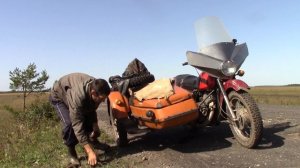 Металлокоп вдоль асфальтированной дороги.