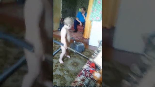 Учитесь мужики как надо пылесосить )) смотреть онлайн