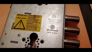 Ремонт сейфовой двери с итальянским замком Secureme. Сервис замков и дверей Турбомастер