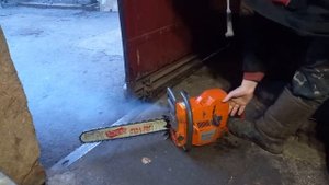 Как должна заводиться ПРАВИЛЬНО настроена бензопила.  Холодный пуск Husqvarna XP 395