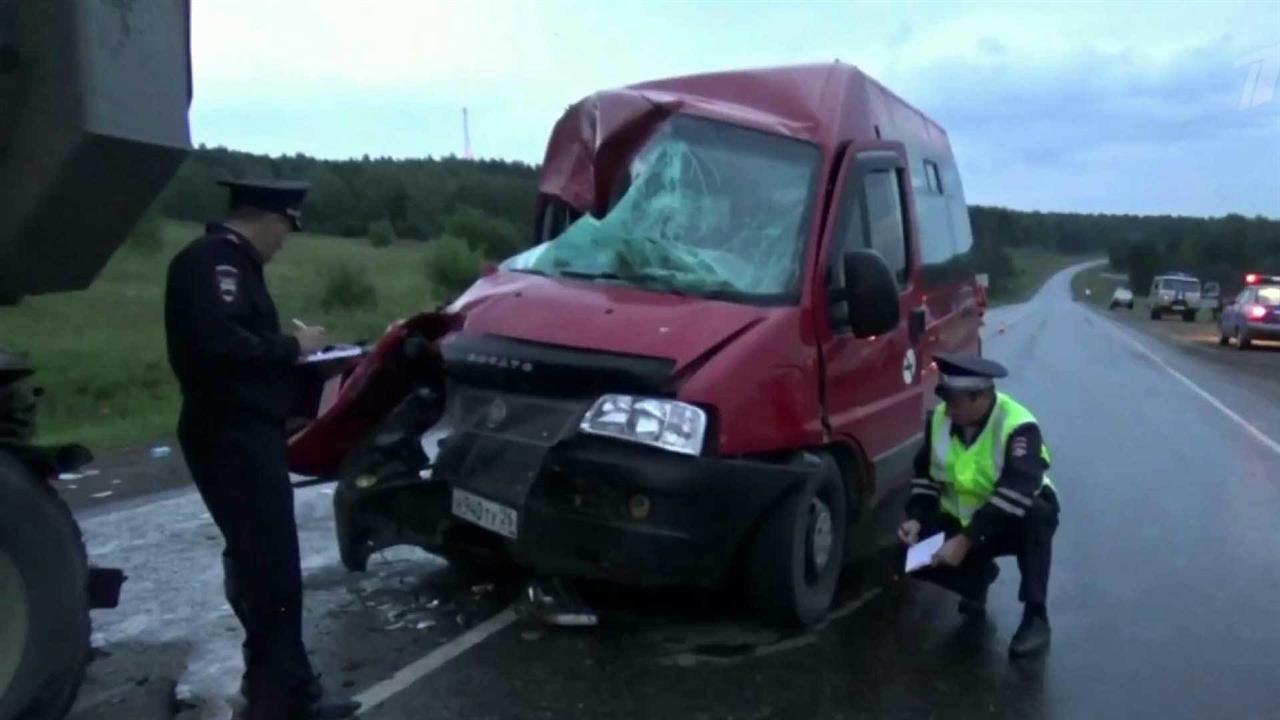 Под Красноярском микроавтобус столкнулся с грузовиком