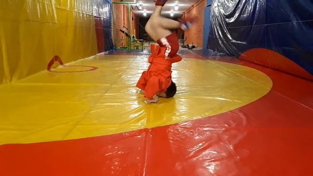 Перепрыгивания вперед-назад из положения «борцовский мост» смотреть онлайн