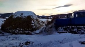 Дт-75 в деревне. Профи-тракторист волоком привез мне сено.#трактор#сено#сила