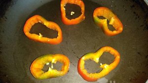 Кольца из сладкого перца с вермишелью, тыквой и чесноком на сковороде