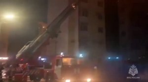 Пожар в Анапе на Объездной 9. Горит крыша многоэтажного дома.