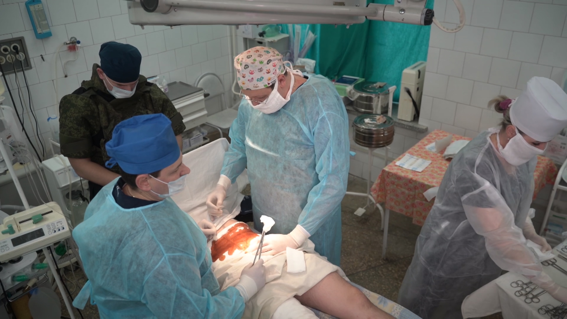 В Белгороде военные хирурги провели уникальную операцию в бронежилетах / События на ТВЦ