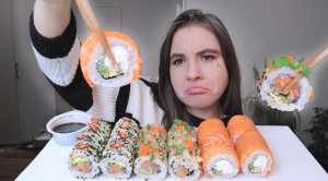 МУКБАНГ суши я заболела астмой и где моя кошка? роллы с лососем mukbang sushi not asmr