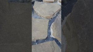 Дорожка из дикого камня пластушника.