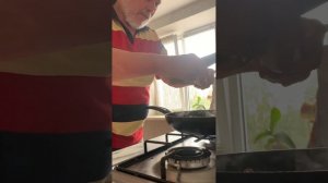 Яйца с тушенкой