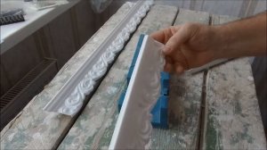 Клеим потолочный плинтус  , делаем внутренний и наружный угол потолочного плинтуса