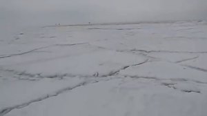 Волна ломает лед на водохранилище.