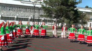 4 мая  2021г  Саки  Выступление  нар  анс песни  и  танца  Вольный  ветер Казачья  вольница.