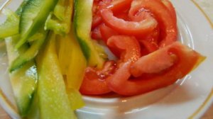 Салат из листьев салата с болгарским перцем и сыром фета