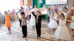 Мы цветочки мамины.