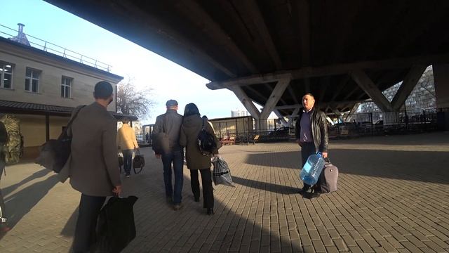 Приезд на вокзал Караганды из Балхаша, люди идут ч\з ЖДпути в обход и фасад вокзала весной 2021 год