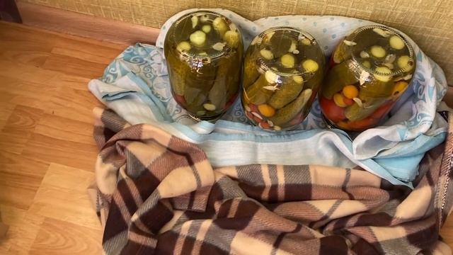 Вкусно на зиму. Просто заполните банки помидорами. Самые ленивые маринованные помидоры. смотреть онлайн