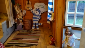 Алла на городской ферме ВДНХ и в домике Простоквашино.