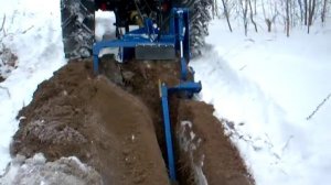 Экскаватор цепной навесной в работе.