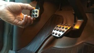 Установка накладки педали в Мерседес. Тюнинг салона.