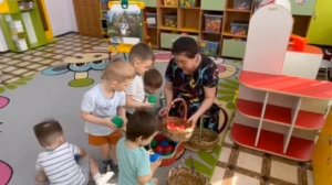 занятие по рисованию в группе раннего возраста" Забор для петушка"