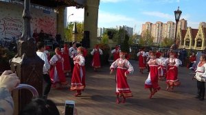 Веселый детский русский народный танец, подростковый плясовой ансамбль.