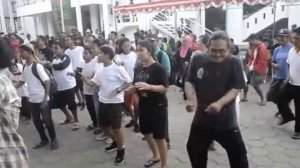 KELOMPOK EXTRAVAGONGSO  PENTAS DI DEPAN SENIMAN-SENIMAN YOGYA