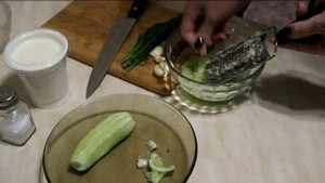 Соус из огурца со сметаной и чесноком