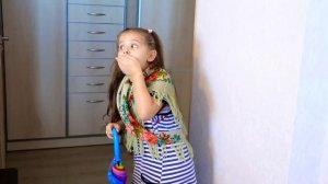 Алиса играет с папой в полицейскую погоню для детей