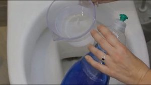 Он залил в унитаз немного жидкого мыла..Сначала я не догадалась зачем?Теперь всегда так делаю!