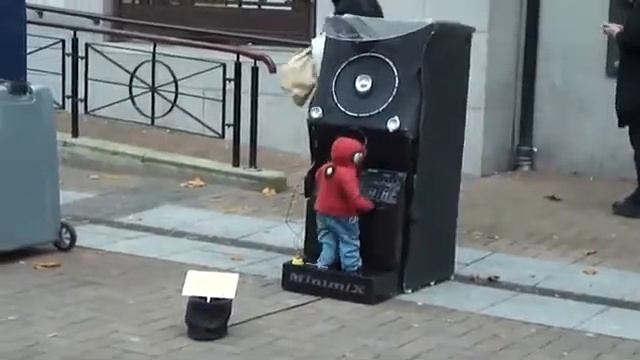 малыш на улице танцы-транцы танцует.