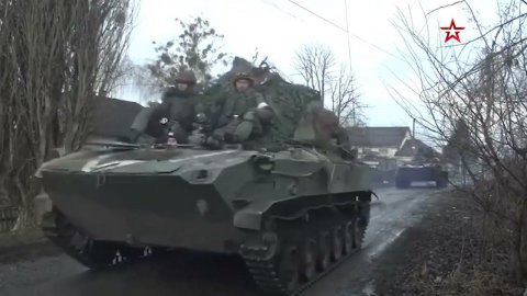 Минобороны РФ опубликовало кадры марша российских десантников в Киевской области