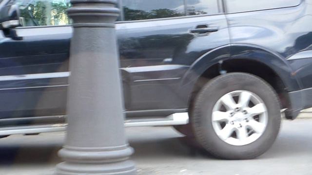 Видителя Pajero сильно стошнило прямо на тротуаре