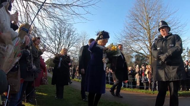 Watch Princess Charlotte refuse to let go of her flowers. Royal Family Attend Christmas Day Service смотреть онлайн
