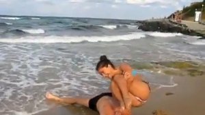 Парень поднимает девушку одной рукой 360p]