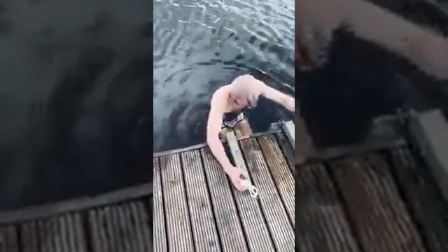 впервые купаюсь в ледяной воде