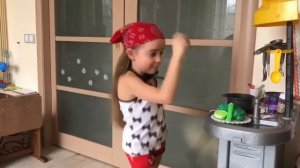 Марика и игрушечный обед.