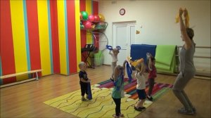 Зарядка с ленточками для малышей. Мы танцуем.