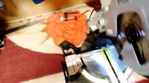 Микрообзор торцовочной пилы RYOBI EMS254L.