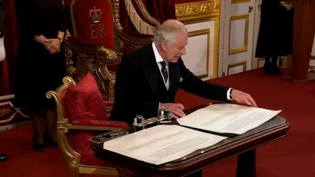 Почему принц Чарльз стал королем Карлом 3?