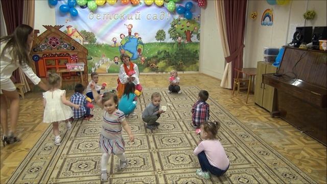 Танец с цветами. Танцуют малыши 2-3 года.