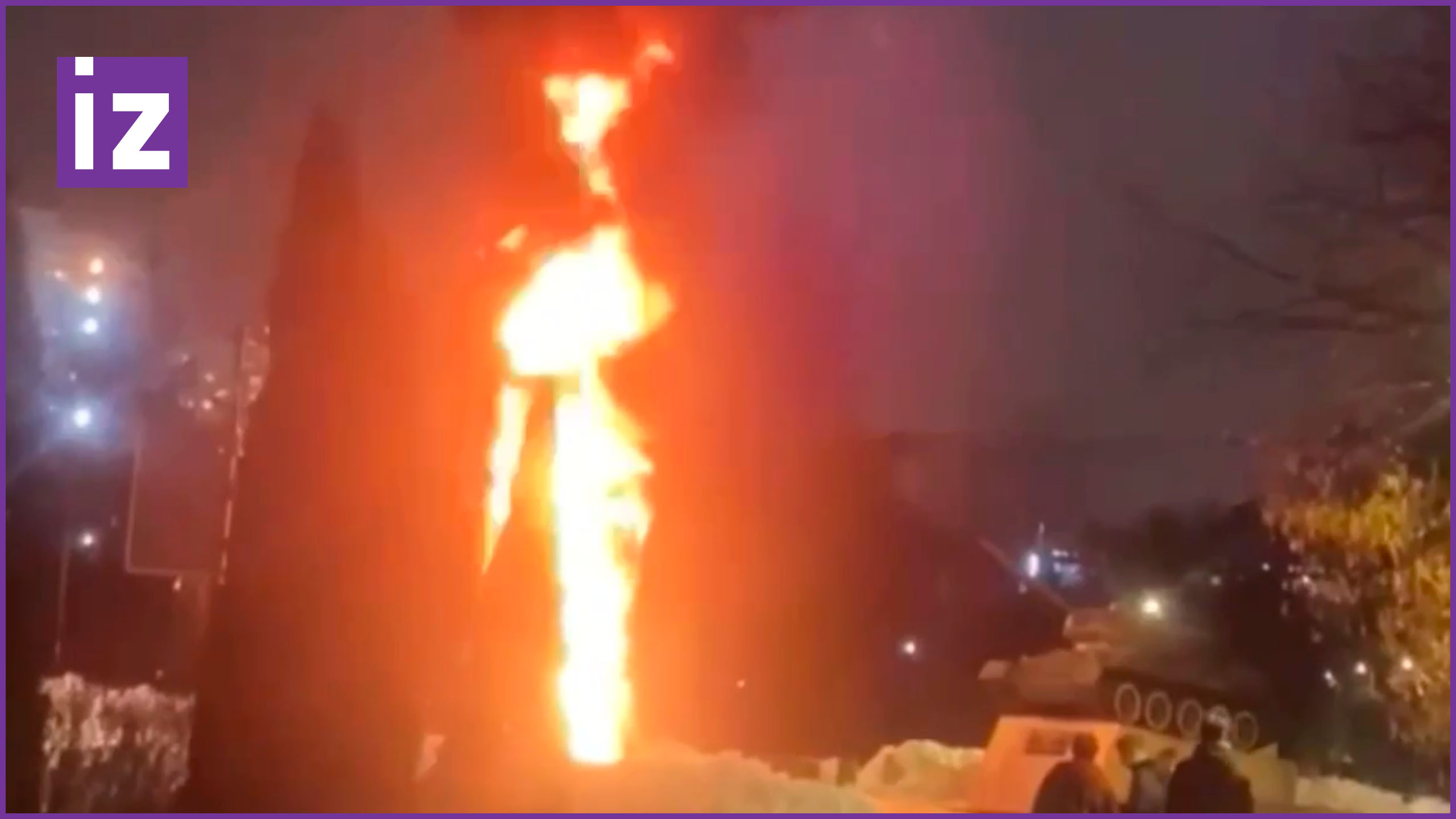 Новогодняя елка вспыхнула в Химках от короткого замыкания / Известия