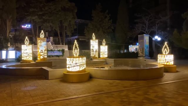 Вечерняя Алушта в формате БЫЛО - СТАЛО. Новогодние инсталляции. Крым 2023 Новый год. смотреть онлайн