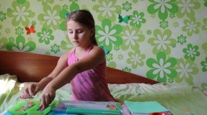 10 лет. Маленькая девочка. принадлежности для школы 4 класс. список канцелярии для 4 класса