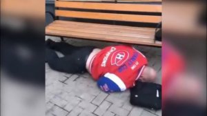 Пьяный Глеб Жемчугов валяется под лавкой на улице (ondom2.com)